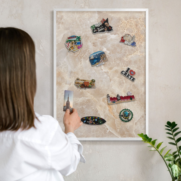Tablero magnético metálico para souvenirs en color blanco Mármol color crema