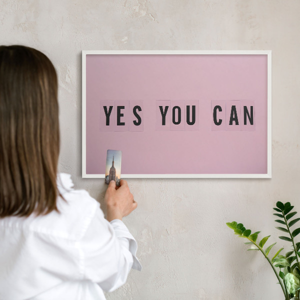 Tablero magnético metálico para souvenirs en color blanco Motivación cada día