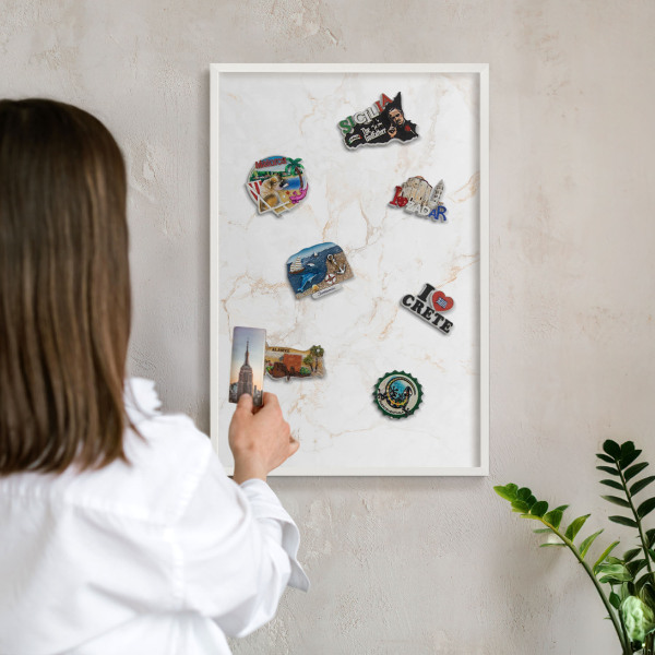 Tablero magnético metálico para souvenirs en color blanco Elegancia del mármol