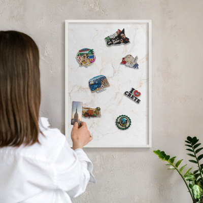 Tablero magnético metálico para souvenirs en color blanco Elegancia del mármol