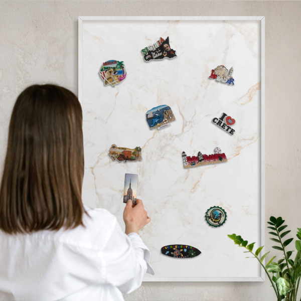Tablero magnético metálico para souvenirs en color blanco Elegancia del mármol