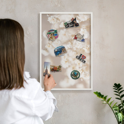 Tablero magnético de pared para imanes con marco blanco Flores beige