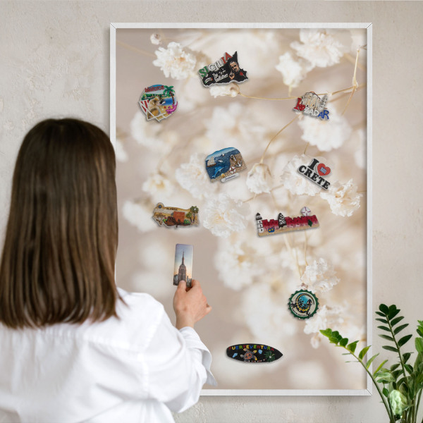 Tablero magnético de pared para imanes con marco blanco Flores beige