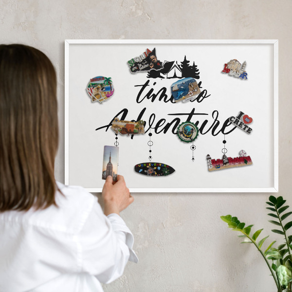 Tablero magnético metálico para souvenirs en color blanco La aventura te espera