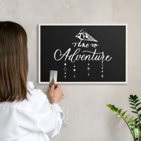 Tablero magnético de pared para imanes con marco blanco La aventura te espera
