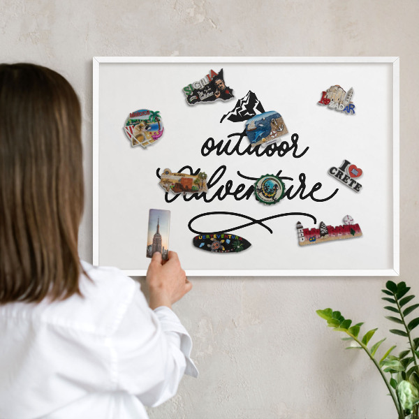 Tablero magnético metálico para souvenirs en color blanco Aventura en la montaña