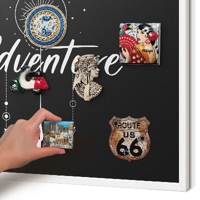 Tablero magnético de pared para imanes con marco blanco La aventura te espera