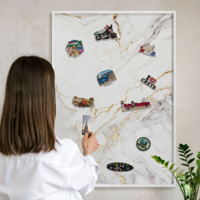Tablero magnético metálico para souvenirs en color blanco Elegancia del mármol