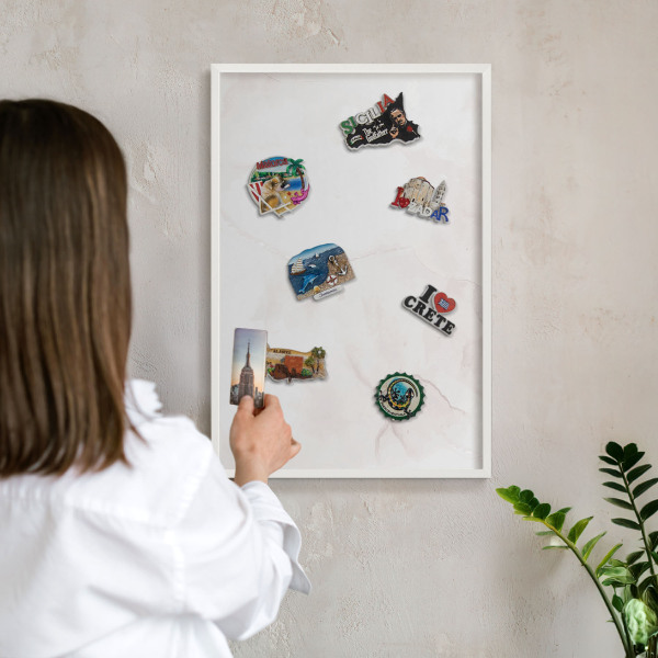 Tablero magnético metálico para souvenirs en color blanco Elegancia del mármol