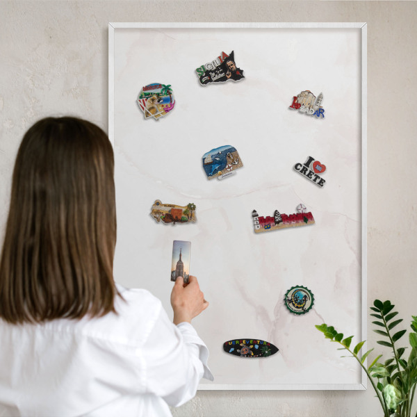 Tablero magnético metálico para souvenirs en color blanco Elegancia del mármol