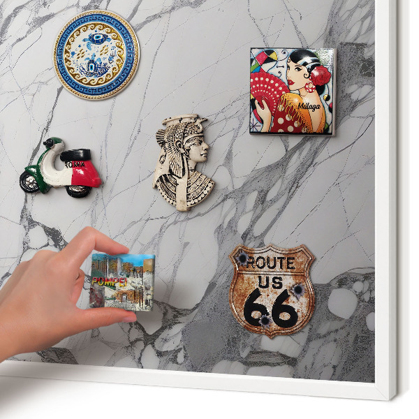 Tablero magnético metálico para souvenirs en color blanco Elegancia del mármol