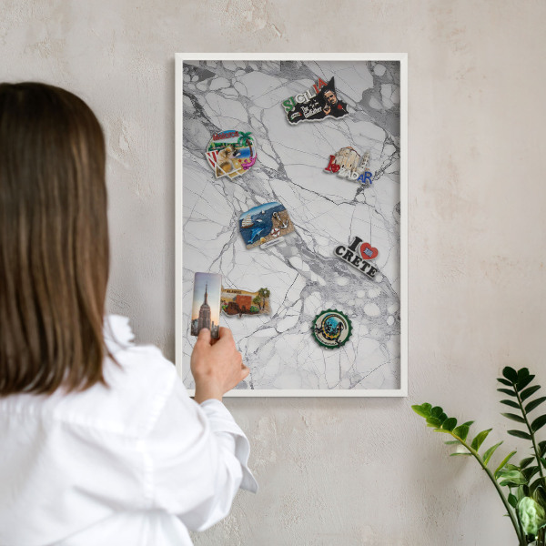 Tablero magnético metálico para souvenirs en color blanco Elegancia del mármol