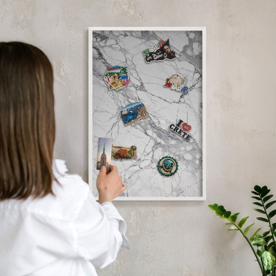 Tablero magnético metálico para souvenirs en color blanco Elegancia del mármol