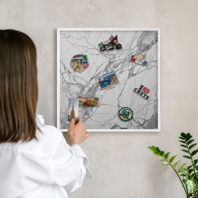 Tablero magnético metálico para souvenirs en color blanco Elegancia del mármol