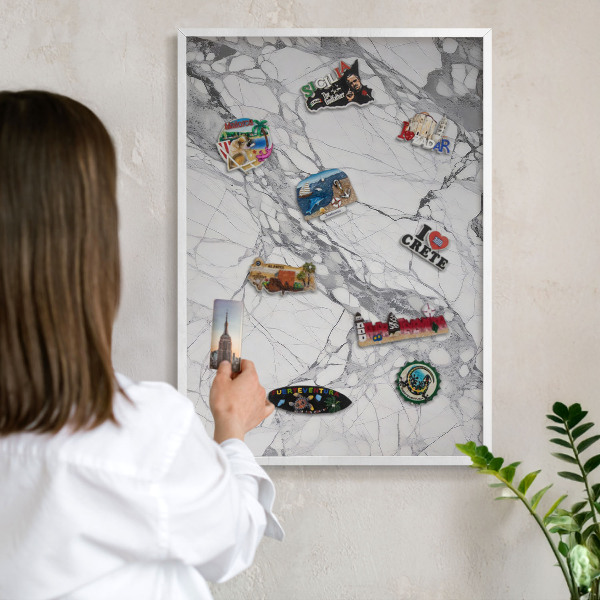 Tablero magnético metálico para souvenirs en color blanco Elegancia del mármol
