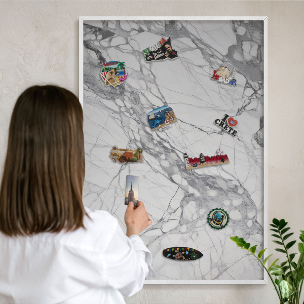 Tablero magnético metálico para souvenirs en color blanco Elegancia del mármol