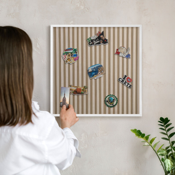 Tablero magnético de pared para imanes con marco blanco Listones de madera