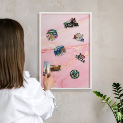 Tablero magnético de pared para imanes con marco blanco Elegancia rosa