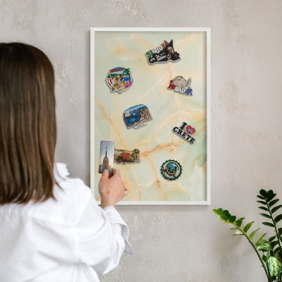 Tablero magnético metálico para souvenirs en color blanco Elegancia del mármol