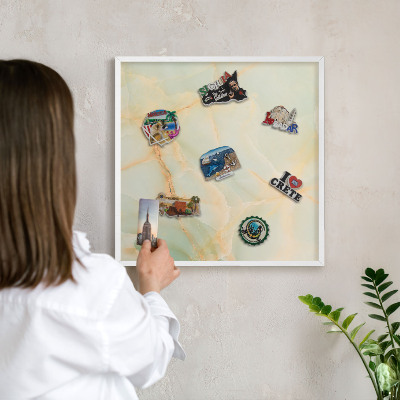 Tablero magnético metálico para souvenirs en color blanco Elegancia del mármol