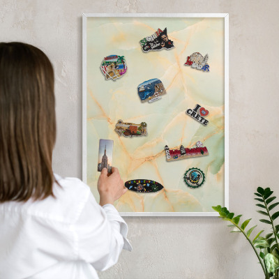 Tablero magnético metálico para souvenirs en color blanco Elegancia del mármol