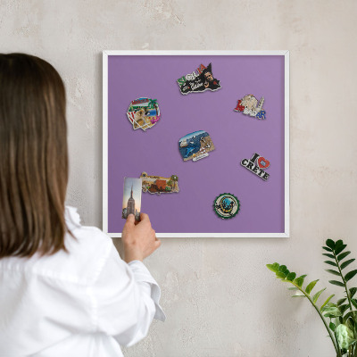 Tablero magnético de pared para imanes con marco blanco Violeta