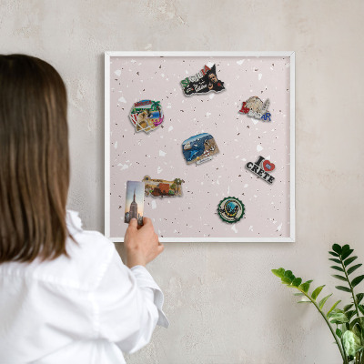Tablero magnético metálico para souvenirs en color blanco Terrazo moderno