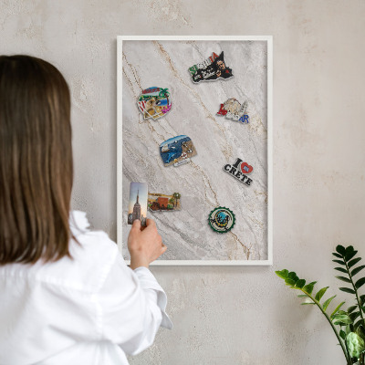Tablero magnético metálico para souvenirs en color blanco Elegancia del mármol