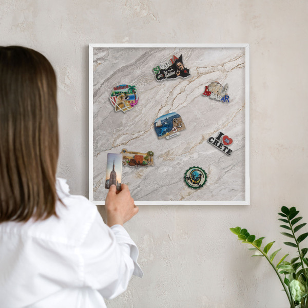 Tablero magnético metálico para souvenirs en color blanco Elegancia del mármol