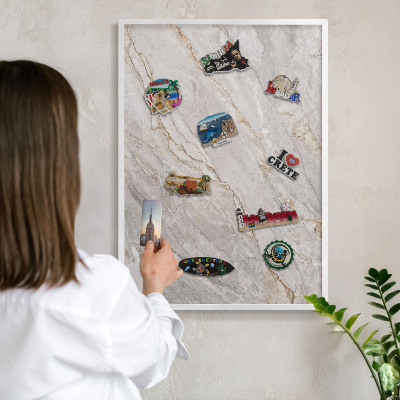 Tablero magnético metálico para souvenirs en color blanco Elegancia del mármol