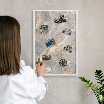 Tablero magnético metálico para souvenirs en color blanco Elegancia del mármol
