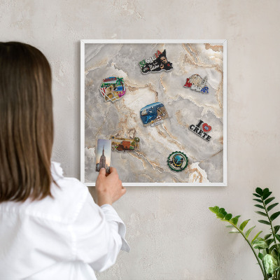 Tablero magnético metálico para souvenirs en color blanco Elegancia del mármol
