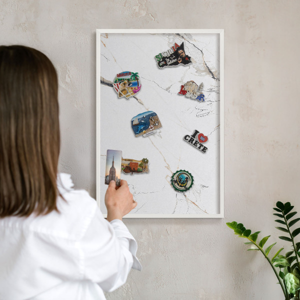 Tablero magnético de pared para imanes con marco blanco Elegancia moderna