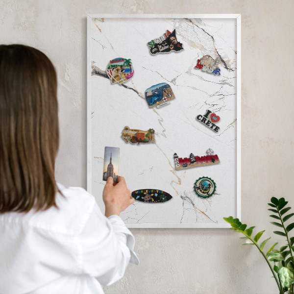 Tablero magnético de pared para imanes con marco blanco Elegancia moderna
