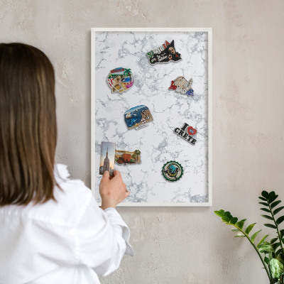Tablero magnético metálico para souvenirs en color blanco Estética del mármol