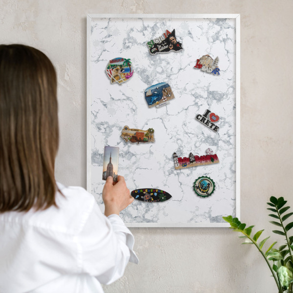 Tablero magnético metálico para souvenirs en color blanco Estética del mármol