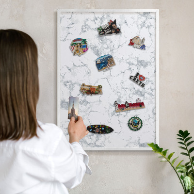 Tablero magnético metálico para souvenirs en color blanco Estética del mármol
