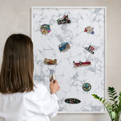 Tablero magnético metálico para souvenirs en color blanco Estética del mármol