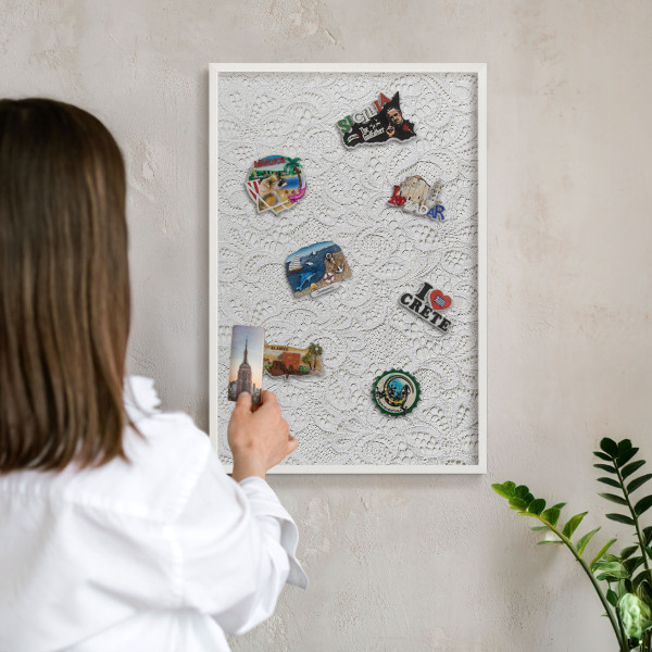 Tablero magnético metálico para souvenirs en color blanco Elegancia calada