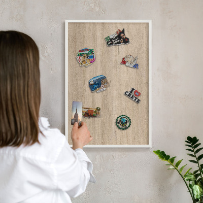 Tablero magnético de pared para imanes con marco blanco Fondo de madera
