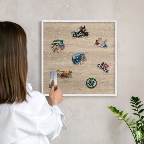Tablero magnético de pared para imanes con marco blanco Fondo de madera