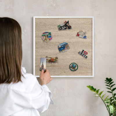 Tablero magnético de pared para imanes con marco blanco Fondo de madera