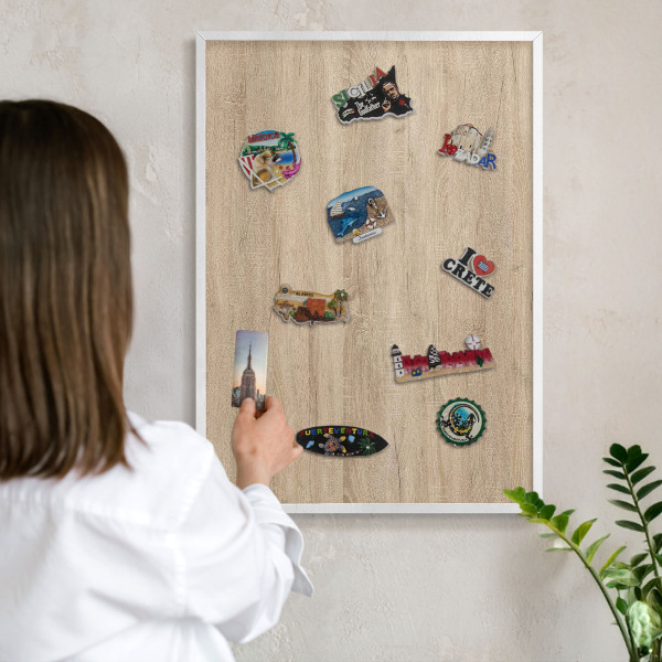 Tablero magnético de pared para imanes con marco blanco Fondo de madera