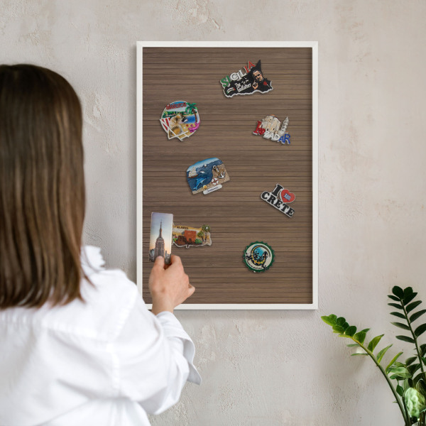 Tablero magnético metálico para souvenirs en color blanco Fondo de madera