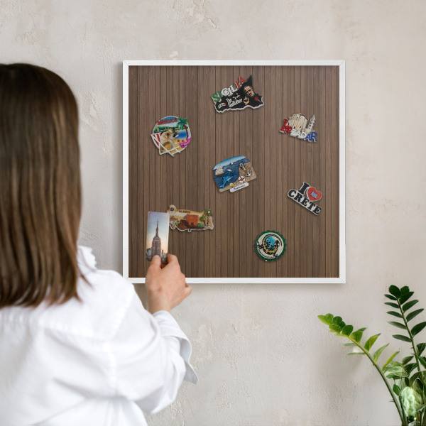 Tablero magnético metálico para souvenirs en color blanco Fondo de madera
