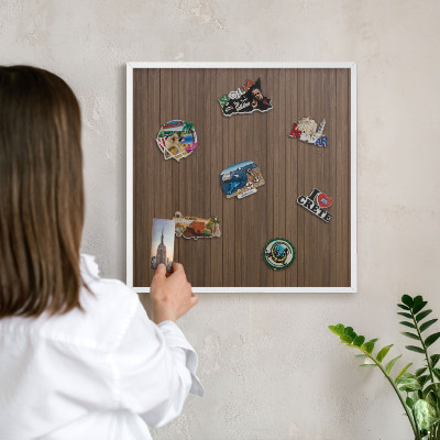 Tablero magnético metálico para souvenirs en color blanco Fondo de madera