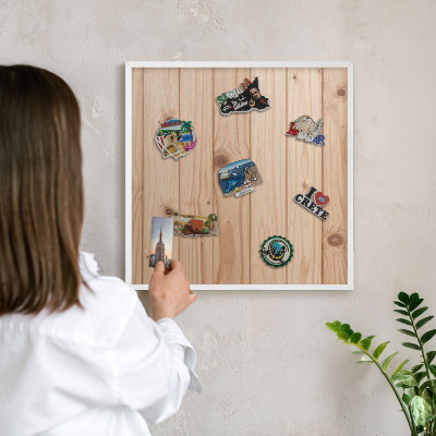 Tablero magnético de pared para imanes con marco blanco Patrón de madera
