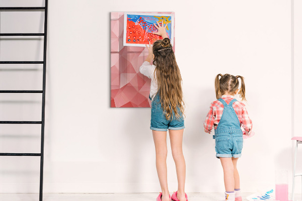 Pizarra magnética de pared con rotulador Un tablero colorido para notas y fotos.