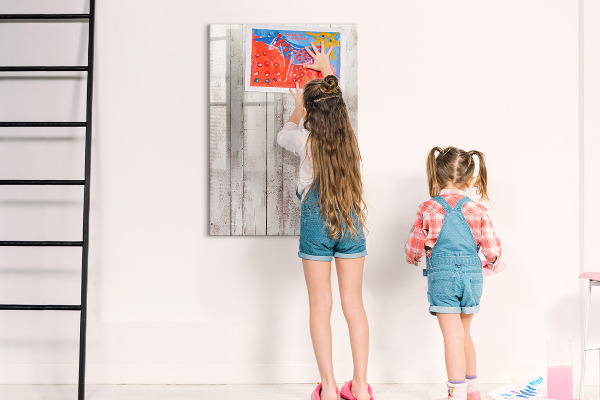 Pizarra magnética de pared con rotulador Un tablero para presentar fotos y notas.