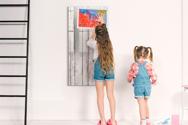 Pizarra magnética de pared con rotulador Un tablero para presentar fotos y notas.